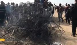 #شاهد المتظاهرون يتمكنون من انتزاع السياج الفاصل شرق مدينة غزة، ويجوبون به مخيم العودة. 
#مسيرة_العودة_الكبرى 
‏تصوير ‎ALaa Mohsen