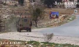 #شاهد  شبان يمطرون جيباً للاحتلال بالحجارة خلال مواجهات في قرية النبي صالح قضاء رام الله، اليوم.
تصوير: خالد الريماوي