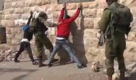 #شاهد
"كما لا يجب أن نعيش" .. فيلم قصير يختزل معاناة وقسوة الحياة التي يعيشها أطفال وسكان حارة جابر بالقرب من المسجد الإبراهيمي في الخليل، بفعل همجية جنود الاحتلال وانتهاكاتهم.
إعداد وتصوير سوزان جابر