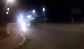 رشق جيبات الاحتلال بالحجارة عند مرورها قرب مخيم نور شمس في طولكرم.