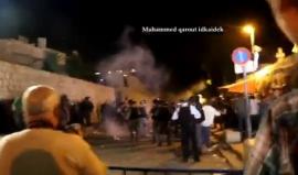 #شاهد | لحظة هجوم قوات الاحتلال قبل قليل على المرابطين عند باب الأسباط في القدس المحتلة . 
تصوير محمد قاروط إدكيدك 
#اغضب_للأقصى
#إلا_الأقصى 
#البوابات_لا