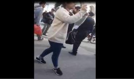 #شاهد قوات السلطة تعتدي بالضرب على فتاة حاولت تصوير منعهم لمسيرة في مدينة رام الله اليوم .. وترد عليهم " إتشطروا على الجيش الإسرائيلي"