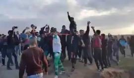 "شعب لا يقهر".. شاهد ماذا فعل أحد المصابين برصاص الاحتلال شرق غزة؟
