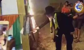 مستوطنون يحرقون علم فلسطين، قرب المسجد الإبراهيمي في الخليل خلال احتفالهم بما يعرف "لاجبا عومر"