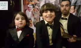 مقطع طريف لأب سوري يعلم طفليه الغناء