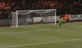 #شاهد .. خطأ سخيف يتكرر ثلاث مرات مع فريق نوتس كاونتي الإنجليزي خلال 13 شهرا لتستقبل شباكه ثلاثة أهداف مستنسخة، ليدخل في دوامة سوء الحظ بشكل لا يصدق !