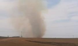 #فيديو لأعمدة الدخان الكبيرة التي تتصاعدة من كيبوتس "نير عام" شرق بيت حانون شمال قطاع غزة بفعل طائرة ورقية حارقة