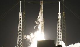 #شاهد شركة سبيس إكس تطلق بنجاح صاروخ "فالكون 9" من قاعدة كيب كانافيرال بولاية فلوريدا والذى يرسل القمر صناعى اليابانى JCSAT-16 فى مدار حول الأرض

وسيهبط الصاروخ مجددا على الأرض وستستقبله سفينة ذاتية القيادة بعد دقائق من الإقلاع، وتلك هى الطريقة التى اصبحت