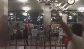 #شاهد | من داخل مطار اتاتورك الدولي.. مظاهرات ضد الانقلاب العسكري وتأييداً للحكومة التركية.
#الانقلاب_العسكري_يفشل
#مع_تركيا