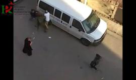 #شاهد فيديو يظهر اعتداء المستوطنين على الشاب مصعب جابر قرب المسجد الإبراهيمي في الخليل وإطلاق النار من قبل جنود الاحتلال قبيل اعتقاله .