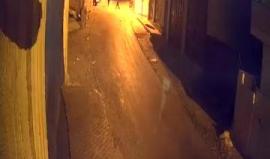 #شاهد مسلحون يطلقون النار على منزل عائلة الناشط فادي السلامين في بلدة السموع جنوبي #الخليل.

يذكر أن الناشط السلامين حمّل مسؤولية اطلاق النار على منزل عائلته للرئيس محمود عباس.