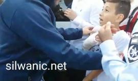 مخابرات وقوات الاحتلال تجبر الاطفال على خلع قمصان ماراثون لأجل القدس بالقوة