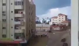#شاهد تطاير الواح "الصفيح" من على المباني في غزة نتيجة الرياح الشديدة