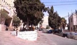 #شاهد لحظة إصابة صحفي وطبيب أمام مستشفى عالية الحكومي في #الخليل برصاص قوات الاحتلال.