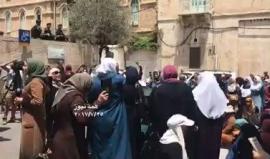 #شاهد هتافات المرابطات عند باب الأسباط في #المسجد_الاقصى.
#لا_انصاف_حلول