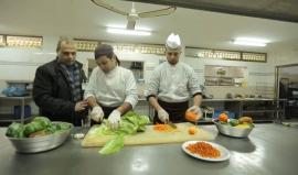 طواقم مراقبة الأغذية في بلدية غزة خلال جولة كشف صحي للتأكد من سلامة وصحة الأغذية في المدينة