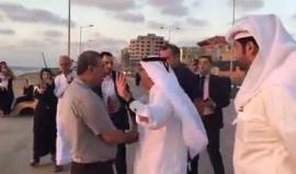 #شاهد
السفير القطري محمد العمادي يتجول في شوارع غزة؛ ويؤكد لاحد الفلسطينيين أن قطر مع غزة رغم الحصار