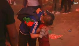 مشجع برتغالي صغير بالسن يواسي مشجعا فرنسيا