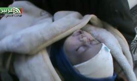 #شاهد| لحظة انتشال طفل من تحت أنقاض منزل عائلته عقب قصف جوي على مدينة #عربين بالغوطة الشرقية