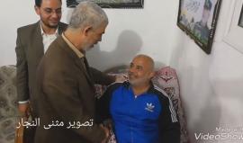 قائد حماس في غزة يحيي السنوار يزور اللواء توفيق ابونعيم الذي تعرض لمحاولة اغتيال فاشلة يوم الجمعة الماضية