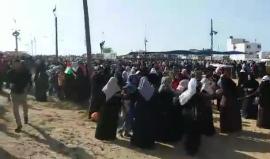 توافد الحشود النسائية الآن شرق مدينة غزة للمشاركة في مهرجان (فلسطينيات نحو العودة وكسر الحصار)