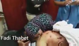 لحظة رؤية والدة الشهيد محمد أبو سعدة لابنها الذي ارتقى مساء اليوم برصاص الاحتلال في الصدر خلال مواجهات على السياج الفاصل شرق البريج وسط قطاع #غزة.

تصوير فادي ثابت