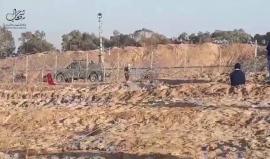 #فيديو متظاهرون يتمكنون من اجتياز السياج الحدودي شرق البريج على حدود وسط قطاع غزة أمس ومهاجمة جيب اسرائيلي

تصوير محمد الباقة Be Mohammed ELbaga