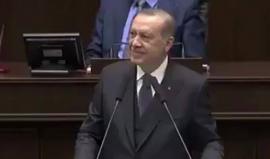 في مشهد طريف.. #أردوغان يقطع خطابه بالبرلمان ويرد بـ "أفندم" على طفلة نادته بـ"جدو أردوغان"