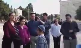 #شاهد مستوطنون من موقع "عمونا" الإستيطاني المهدد بالازالة من قبل حكومة نتنياهو يقتحمون المسجد الأقصى المبارك ويؤدون صلوات تلمودية للحيلولة دون ذلك