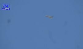 #شاهد : لحظة إلقاء الطيران الحربي صاروخ يحمل قنابل عنقودية  حتى إنفجارها على طريق الكاستلو شمال #حلب
(حلب 24)