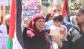 #شاهد ماذا قالت والدة الشهيد محمد شماسنة وهي تحمل ابنة الشهيدة مجد الخضور خلال الوقفة المطالبة بإستعادة جثامين الشهداء على دوار ابن رشد في الخليل.
تصوير مراسلنا عامر أبو عرفة