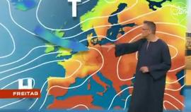 مذيع النشرة الجوية في قناة ألمانية يقدم النشرة الجوية مرتدياً الجلابية والسبب حسب قوله: بما يتناسب مع الطقس الصحراوي المنتظر في ألمانيا