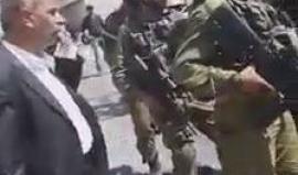 #شاهد جنود الاحتلال يفتشون مركبات شرطة السلطة في الخليل ويصادرون اسلحتهم