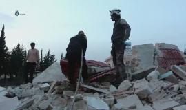 استمرار عمليات انقاذ العالقين تحت الأنقاض نتيجة غارة استهدفت بلدة كفرناها غرب حلب