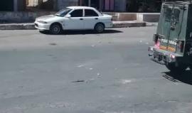 #شاهد مواجهات بين قوات الاحتلال والشبان الفلسطينيين وسط بلدة يطا جنوب الخليل بالضفة المحتلة، وسط اقتحام أعداد كبيرة من جيش الاحتلال للبلدة.