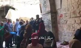 #شاهد قوات الاحتلال تحاول اعتقال ثلاث فتيات بالقرب من المسجد الأقصى، وتدخل الشبان حال دون ذلك.