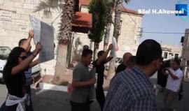 #شاهد فلسطينيون يرشقون وفدا أمريكيا بالبيض والأحذية، في بيت لحم احتجاجا على قرار الرئيس الأمريكي بشأن مدينة القدس المحتلة، وذلك أمام النادي الأرثوذكسي؛ خلال حفل تنظمه القنصلية الأمريكية لتخريج عدد من المشاركين في دورات.