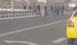 #شاهد .. مستوطنون مسلحون يقطعون الطرق الآن قرب " كريات اربع " في الخليل ضمن أعمال عربدة بحماية قوات الاحتلال .