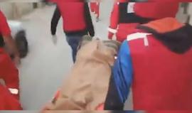 فيديو - لحظة نقل مسنة نتيجة اشتداد الاشتباكات في مخيم عين الحلوة بين عناصر متشددة والقوات الفلسطينية المشتركة