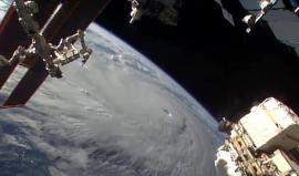 تُظهر هذه اللقطات التي نشرتها ناسا من الفضاء لإعصار "لاين" الذي يتوجه نحو جزيرة هاواي. ومن المتوقع أن يضرب الإعصار المصنف من الفئة الرابعة الجزيرة متسببا بأمطار غزيرة ورياح عاتية.