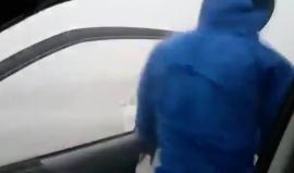 مشهد مخيف لشاب أميركي مع الرياح العاتية في فلوريدا