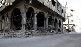 #شاهد| أم محمد و 50 مقاتل من الجيش الحر .. هم الباقون في حي جوبر بسوريا، يعيشون ظروف غاية الصعوبة في جوبر، وتتقاسم أم محمد مع المقاتلين لقمة الرغيف.