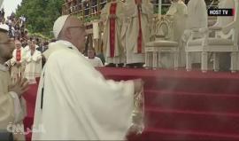 #شاهد.. لحظة سقوط بابا الفاتيكان أرضاً خلال زيارته إلى بولندا