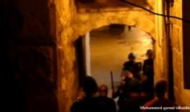 #شاهد لحظة اعتداء قوات الاحتلال على المصلين عند باب الأسباط في القدس المحتلة.
تصوير: محمد قاروط ادكيدك