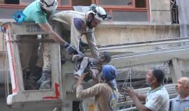 قهر وقتل ودماء لا تتوقف في #حلب ..
مشاهد مؤثرة لحظة انتشال أطفال من تحت الأنقاض وردة فعل عائلاتهم بحي الشعار !! 
تصوير: وكالة ثقة -Thiqa Agency 
#حلب_تباد 
#اغضب_لحلب 
#HolocaustAleppo