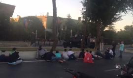 الأتراك يواصلون احتشادهم في الميادين والمدن التركية رفضا للانقلاب العسكري