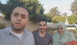 عائلة مصرية تستضيف الحجاج الفلسطينيين الذين علقوا في منطقة بئر العبد خلال طريقهم لقطاع غزة، عقب التفجير الذي استهدف الجنود المصريين .