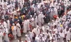 موكب مهيب.. هكذا تدخل الحملات الاندونيسية مطار جدة بنشيد موحد "سلام الله على الهادي رسول الله" في طريقها لمكة المكرمة.