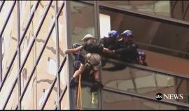 #شاهد متهور يتسلق برج زجاجي في نيويورك والشرطة تعتقله بعد أن وصل 21 طابقًا.. الهدف حسب ما قال للفت انتباه الناس للتصويت لدونالد ترامب !