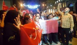 مواطنون أتراك ينظمون وقفة تضامنية مع دولة #قطر في شارع الاستقلال باسطنبول رفضا للحملة التي تتعرض لها من السعودية والإمارات.